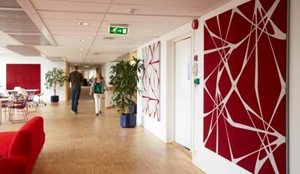 akustikmoduler i rød og hvid filt hos Tryg Oslo (3)